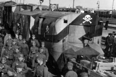 Panzerzug_with_Totenkopf