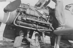 Me_109_f-4_trop._5_JG_27_motorwartung_in_d._wuste_1942