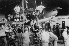 Luftwaffe_Mechanics_Working_on_Bf110_1940