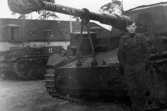 Dicker_Max_105_cm_K18_auf_Panzer_Selbstfahrlafette_IVa