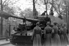 Dicker_Max_and_521_schwere_Panzerjager_Abteilung_soldiers