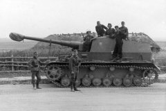 Dicker_Max_and_crew_of_the_Schwere_Panzerjager-Abteilung_521