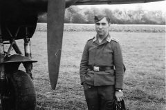 Dornier_Do17_and_Luftwaffe_soldier