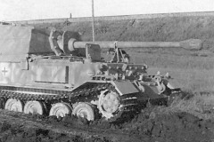 German_Ferdinand_tank_destroyer_stuck_in_mud