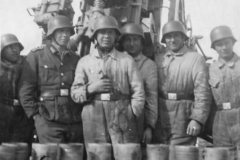 Flak_105_mm_anti_aircraft_gun_crew