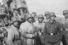 Flak_105_mm_gun_crew