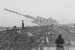German_anti_aircraft_gun_Flak_105_Remagen_1945