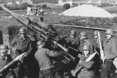 Flak_88_AA_gun_ready_to_firing