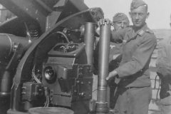 Flak_88_and_Luftwaffe_crew