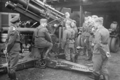 Flak_88_anti_aircraft_gun_crew_training