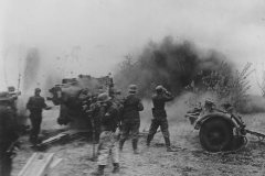 Flak_88_firing_Charkow_eastern_front_1941