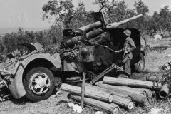 Flak_88_mm_gun_with_ammo_in_Italy_1944