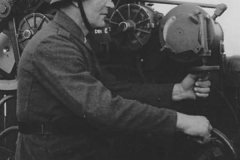 Flak_88mm_gun_and_soldier