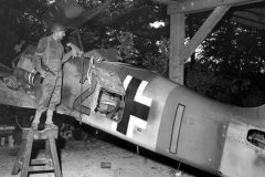 Focke_Wulf_Fw-190_yellow_2_Captured_by_US_Troops_1945