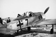 Focke_Wulf_Fw_190_7_on_airfield