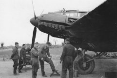 He111H_2.KGr_100_in_Vannes_France_im_1941_23