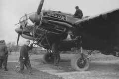 He111_2.KGr_100_in_Vannes_France_1941_left_side
