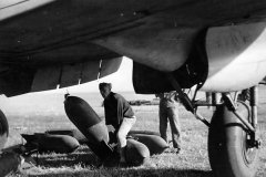 He_111_H_KGr_100_SC_250_KG_bomb_loading_Eastern_Front_41