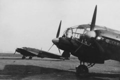 Heinkel_He_111_bombers_night_camo