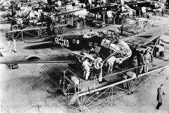 Heinkel_He_111_planes_on_assembly_line_in_factory
