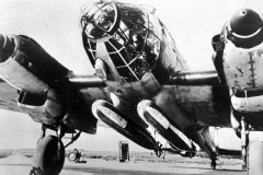Heinkel_He_111_torpedo_mounted_under_aircraft
