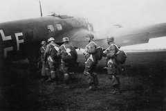 Helmeted_Luftwaffe_Fallschirmjagers_He111