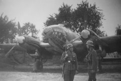 Luftwaffe_soldiers_next_to_He111_bomber