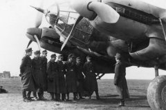 group_of_soldiers_next_to_a_He111_H