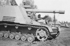15_cm_schwere_Panzerhaubitze_auf_Geschsutzwagen_III-IV_Sf_Hummel