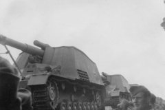 Hummel_15cm_Panzer_Haubitze_rail_transport