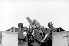 Panzerhaubitze_Hummel_crew_eastern_front_1943