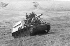 Panzerhaubitze_Hummel_eastern_front_1943