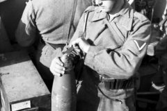 Panzerhaubitze_Hummel_eastern_front_1943_crew