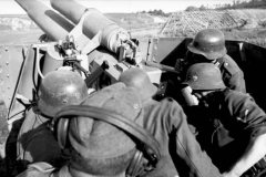 Panzerhaubitze_Hummel_eastern_front_1943_crew_in_action