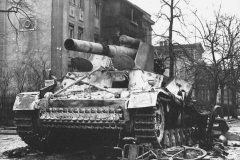 destroyed_Hummel_gun_in_Berlin_1945