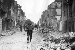 Advance_Guard_of_US_29th_Infantry_Division_entering_St._Lo_1944
