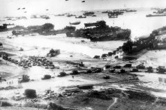 Beachhead_LST_ships_Landing_Craft_D-Day_1944