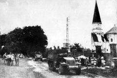 Civilians_greet_US_troops_moving_thru_Cantigny