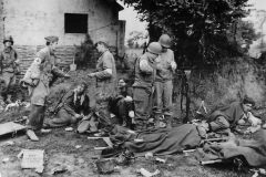 German_and_US_Medics_Tend_Wounded_German_POWs_in_St._Lo_Normandy_1944
