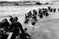 Invasion_of_Normandy_D-Day_Troops_Wading_Through_Water