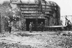 Knocked-Out_Crisbecq_Battery_off_Utah_Beach_at_Saint_Marcouf_Normandy