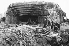 Knocked-Out_Crisbecq_battery_at_Saint_Marcouf_Normandy_1944