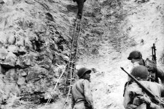 Rangers_with_ladders_used_to_storm_cliffs_at_Pointe_du_Hoc