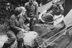 Red_Cross_girls_serves_fresh_batch_of_doughnuts_to_US_Army_soldiers_in_Normandy