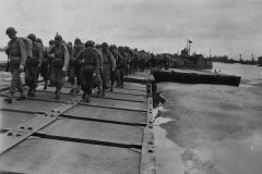Replacement_Infantrymen_Come_Ashore_Normandy_Beaches_July_1944