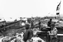 Scene_on_Omaha_Beach_soon_after_the_D-Day_landings