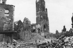 Soldiers_view_ruins_of_Notre_Dame_Cathedral_in_St_Lo_Normandy