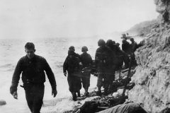 US_16th_Inf._Reg_1st_Division_with_Wounded_on_Omaha_Beach_Normandy_1944