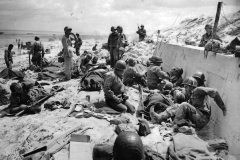 US_Army_4th_Infantry_Division_Troops_on_Utah_Red_Beach_D-Day_Normandy_1944
