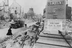 US_Army_CCKW_truck_in_bombed_ruins_of_Isigny
